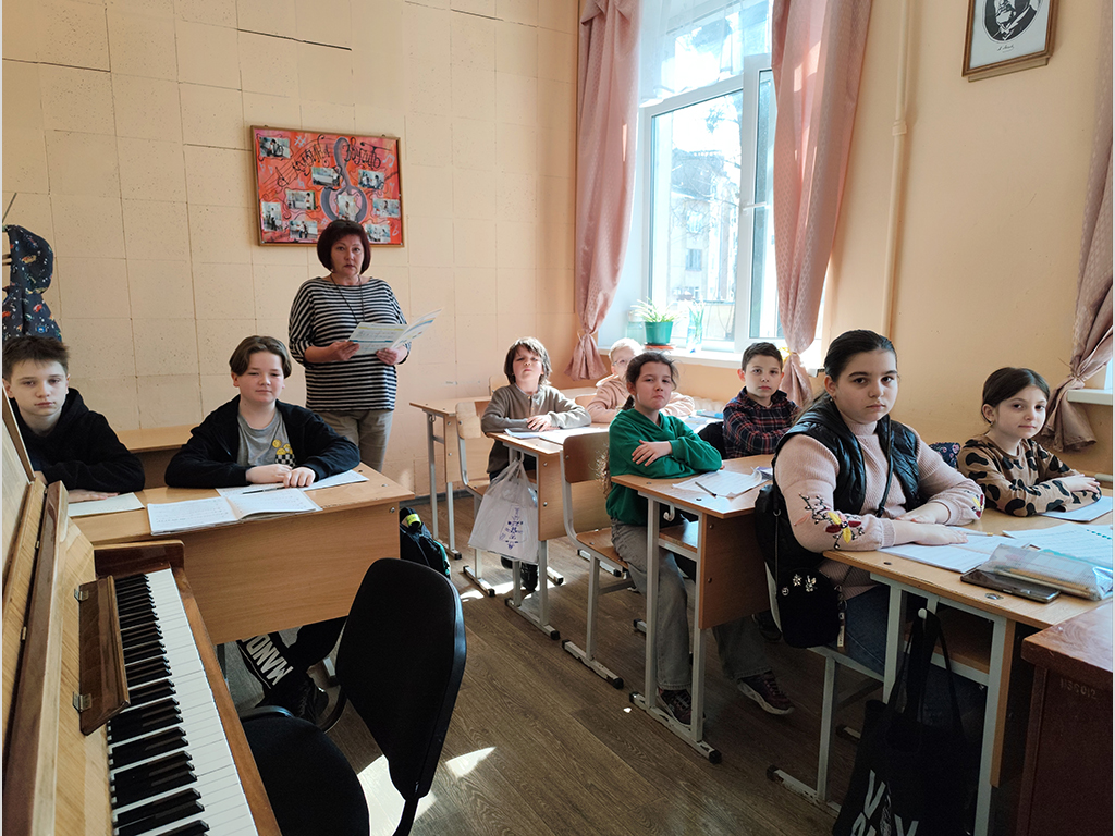 Лекція для учнів школи на тему: «Незрівняна велич голосу, співаючого серцем» (до 100-річного ювілею видатного українського співака Дмитра Гнатюка)
