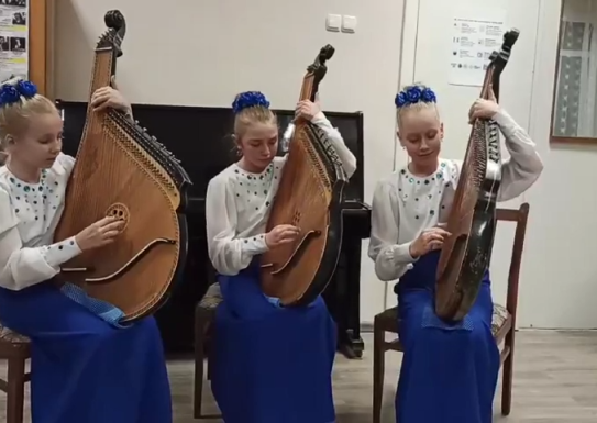 НОВОРІЧНІ ВІТАННЯ ВІД ВІДДІЛУ НАРОДНИХ СТРУННИХ ІНСТРУМЕНТІВ.