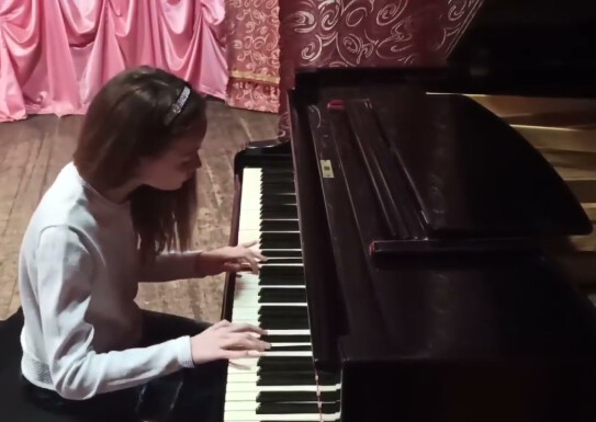 ЛАБУНЕЦЬ КАТЯ П'ЄСОЮ "ЛАВРСЬКІ ПЕРЕДЗВОНИ"