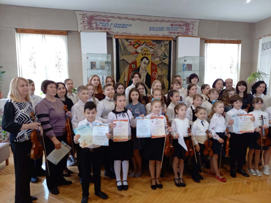 Концертна програма до Дня матері