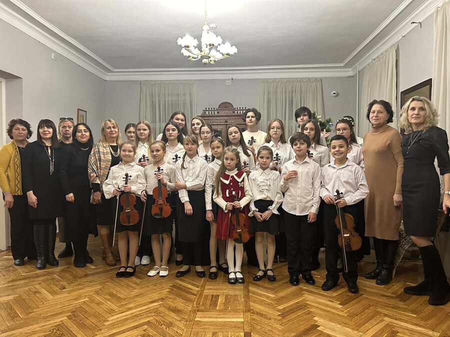 Виступ учнів в музеї В.Г.Короленка до Дня Збройних сил України і Дня Святого Миколая